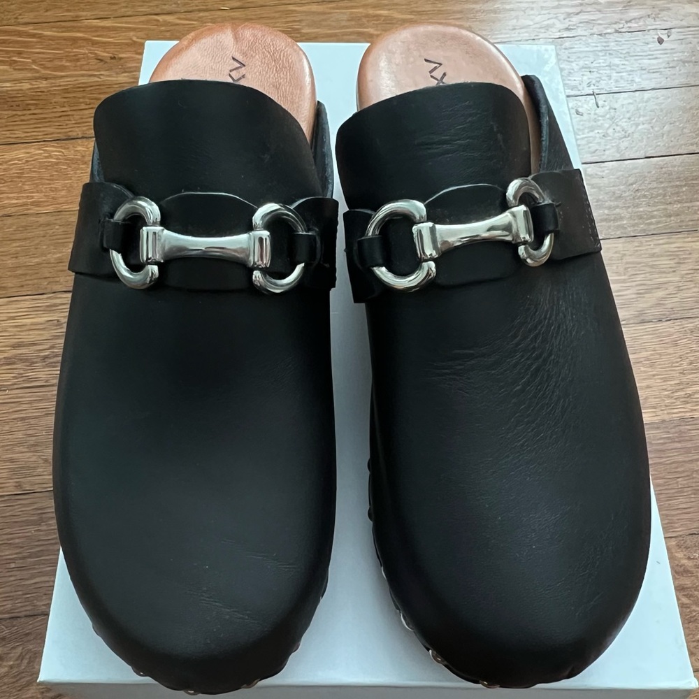 Axel Clogs - Picture 2 of 3